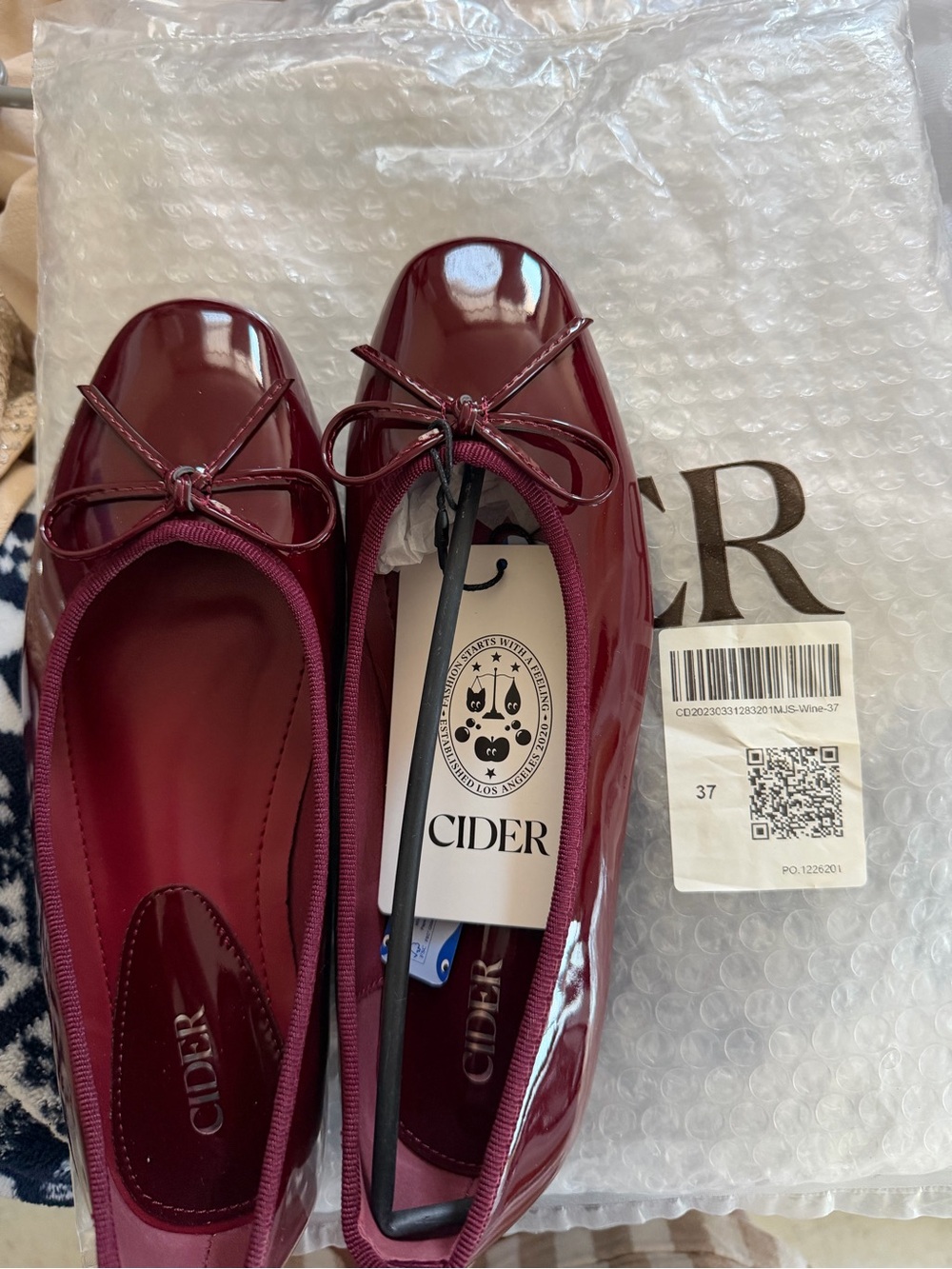 Cider Women's Glossy Wine Red Patent Ballet Flats - Picture 2 of 5